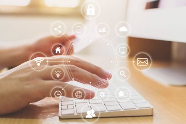 Elle tutulan kredi kartı ve bilgisayar masaüstü ile ikon teknoloji interneti (çok). Yenilikçi kolaylık akıllı yaşam konsepti