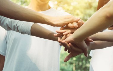 Takım çalışması konsepti birleştirir. Gönüllü hayır işi yapma gücü. Bir yığın insanın eli.