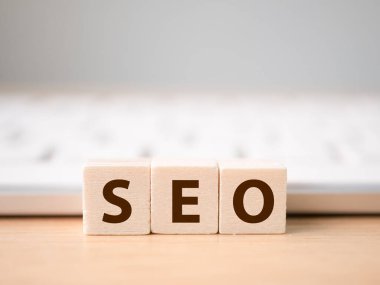 Arama motoru optimizasyon konsepti. Tahta blok kübü şekli Klavyeyi Seo sözcüğü ve metin için boş kopya alanı ile birlikte koy