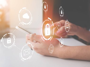 Bağlı aygıtlar ve kişisel veri bilgilerinden oluşan ikon grafik siber güvenlik ağına sahip akıllı telefon kullanan kadın