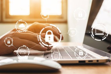 Dizüstü bilgisayarla çalışan bir iş adamı. Güvenlik ağı güvenlik bilgisayarı ve veri konseptinizi güvene alın. İsimsiz bir hacker tarafından dijital suç