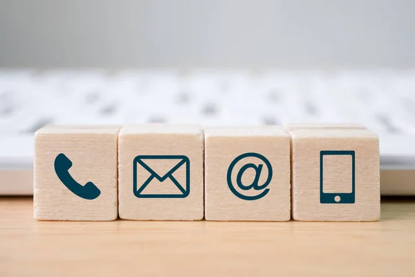 Ahşap blok sembolü telefon, posta, adres ve cep telefonu. Web sitesi bizimle ya da e-posta pazarlama konseptiyle iletişime geçin