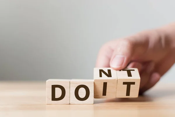 Hand Salto Houten Kubusblok Met Woord Niet Veranderen Het Doen — Stockfoto