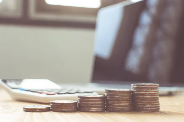 Sparen Und Investitionskonzept Geldmünzstapel Schritt Treppe Wachsendes Wachstumsgeschäft Mit Taschenrechner — Stockfoto