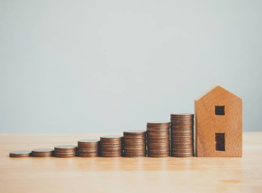 Emlak yatırımı gayrimenkul ve ev ipoteği finansal konsept, tahtadan evli para yığını