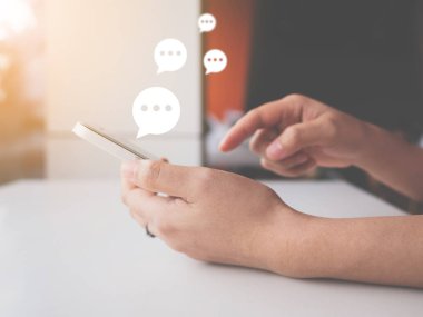 Cep telefonunda yazı yazan bir kadın eli. Uygulama iletişimi dijital medya web sitesi ve sosyal ağ üzerinden canlı sohbet