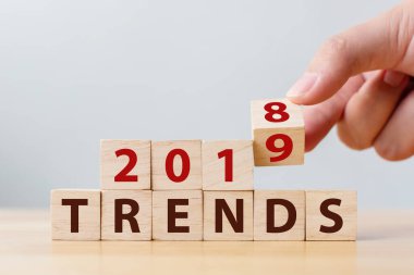 2019 trend konsepti. Tahta küpün el değiştirmesi 2018 'den 2019' a