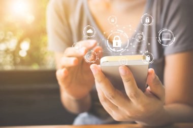 Bağlı aygıtlar ve kişisel veri bilgilerinden oluşan ikon grafik siber güvenlik ağına sahip akıllı telefon kullanan kadın