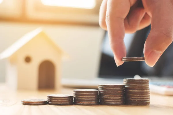 Инвестиции Недвижимость Финансовая Концепция Ипотечного Жилищного Кредитования Складывание Пачки Монеток — стоковое фото