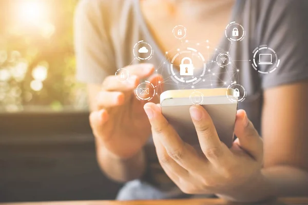 Bağlı aygıtlar ve kişisel veri bilgilerinden oluşan ikon grafik siber güvenlik ağına sahip akıllı telefon kullanan kadın