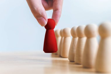 İnsan kaynakları, yetenek yönetimi, işe alım çalışanı başarılı iş dünyası lideri konsepti. El, kalabalığın arasından çıkan tahta insanları seçer..