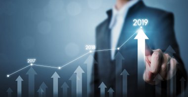 İş geliştirme başarısı ve büyüyen büyüme yılı 2019 konsepti, İşadamı nokta nokta grafik ve ok şirketlerinin gelecekteki büyüme planı