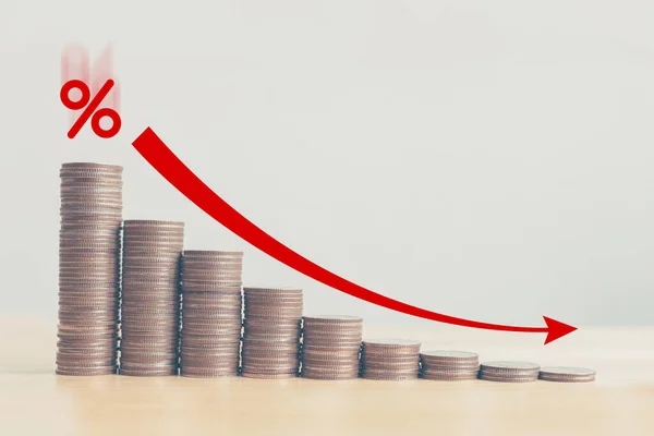 Bozuk para yığını, kırmızı ok ve yüzde ikon ile aşağı adım grafiği, Risk Yönetimi iş finans ve yatırım yüzde faiz kavramlarının yönetilmesi