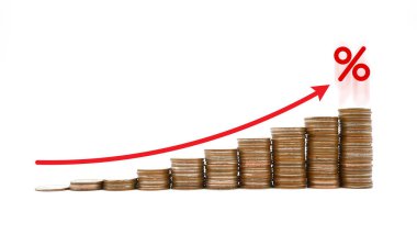 Bozuk para yığını, kırmızı ok ve yüzde ikonu beyaz arkaplanda izole edilmiş, risk yönetimi işletmesi finans ve yatırım yüzdesi artış faiz oranlarının yönetilmesi grafiği