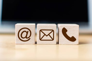 Ahşap blok sembolü telefon, posta, adres ve cep telefonu. Web sitesi bizimle ya da e-posta pazarlama konseptiyle iletişime geçin