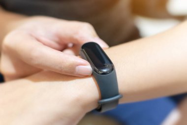 Akıllı saat uygulaması kullanan bir erkeğin resmini kapat. İş, teknoloji ve insan kavramı