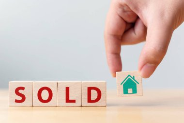 Elle tutulur tahta küp bloğu, ikon evi ve kelime satıldı. Emlak yatırımı ve konut kredisi finansal konsepti