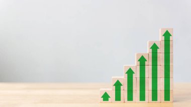 İş büyümesi için merdiven kariyer yolu kavramı. Tahta bloklar basamakları ok eşliğinde istifliyor.