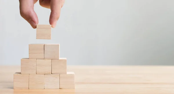 Mano Que Arregla Apilamiento Del Bloque Madera Como Escalera Del —  Fotos de Stock