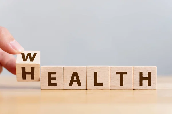 健康への単語の富と木製のキューブを反転 生命保険と医療の概念への投資 — ストック写真