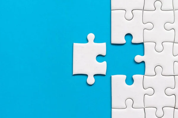 Weißes Puzzle Auf Blauem Hintergrund Geschäftliche Erfolgspartnerschaft Oder Teamwork — Stockfoto