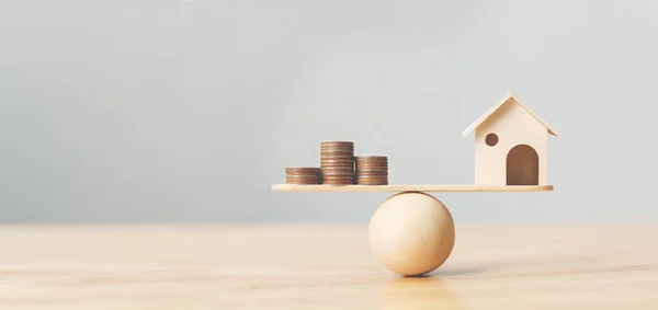 Holzhäuser Und Geldmünzen Stapeln Sich Auf Holzwaagen Immobilieninvestitionen Und Haus — Stockfoto