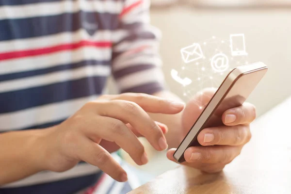 Imagen Primer Plano Manos Masculinas Usando Teléfono Inteligente Con Teléfono — Foto de Stock