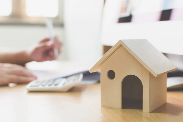 Modelo Casa Madeira Casa Chave Mesa Madeira Com Mão Assinando — Fotografia de Stock