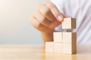 Tahta blokları merdiven gibi diziyorum. Büyüme süreci için iş konsepti