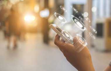 Bağlı aygıtlar ve kişisel veri bilgilerinden oluşan simge grafik siber güvenlik ağına sahip akıllı telefon kullanan el