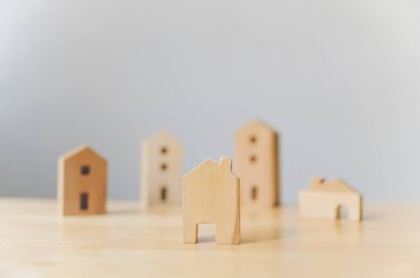 Emlak müteahhidi ve emlak yatırım konsepti yönetimi. Masadaki seçici odaklı ahşap evler