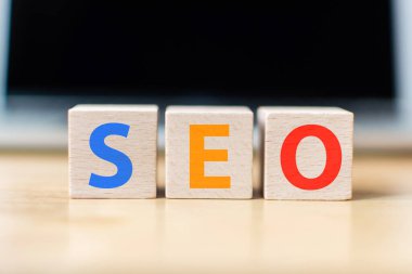 Arama motoru optimizasyon konsepti. Kelime SEO ve dizüstü bilgisayarla tahta blok şekli