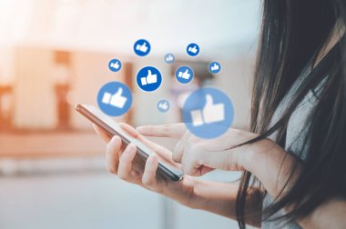 Çevrimiçi toplumda sosyal ağ paylaşımı ve yorum, kadın el ele tutuşması akıllı telefon ve uygulama sosyal medya