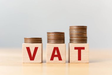 Bozuk paralar basamakları tahta küpler ve KDV ile doldurur. Finansal yönetim iş kavramı