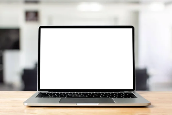 Ofis arkaplanı, maketi, şablonu olan tahta masadaki dizüstü boş ekran.