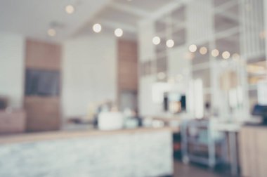 Kafenin iç planının ve aydınlatma bokeh 'inin bulanık görüntüleri