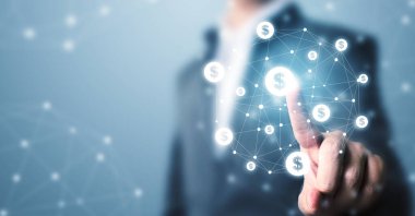 Finansal teknoloji (Fin-tech). Para birimi simgesini gösteren bir iş adamı. Ecommerce ve internet yatırımları için çevrimiçi işlem uygulamasını kavra