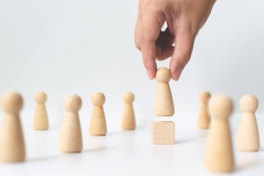 İnsan kaynakları, yetenek yönetimi, işe alım çalışanı başarılı iş dünyası lideri konsepti. El, kalabalığın arasından çıkan tahta insanları seçer..