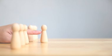 İnsan kaynakları, yetenek yönetimi, işe alım çalışanı başarılı iş dünyası lideri konsepti. El, kalabalığın arasından çıkan tahta insanları seçer.