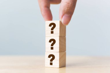 Tahta kübün blok şekli ve tahta masanın üzerinde işaret işareti işareti var.