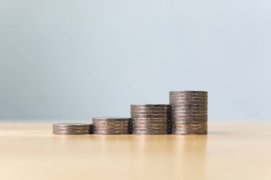 Konsept, para tasarrufu, finansal iş yatırımları. Bozukluklar basamak büyüme değerini kopyalama alanı ile üst üste koyar