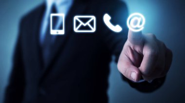 İş adamı ikon cep telefonu, posta, telefon ve adrese dokunuyor. Müşteri hizmetleri çağrı merkezi bizimle iletişim kurar
