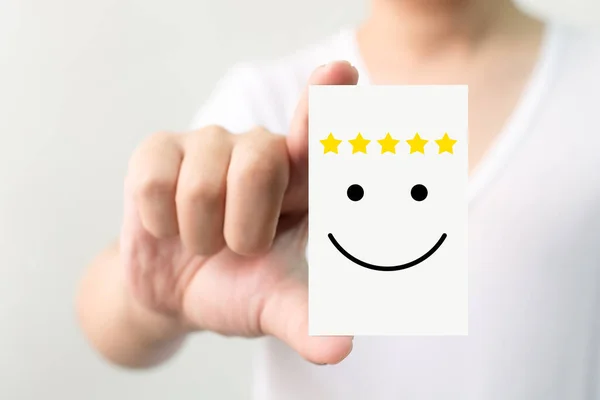 客户服务经验和业务满意度调查 男人拿着五星级笑脸的卡片 — 图库照片