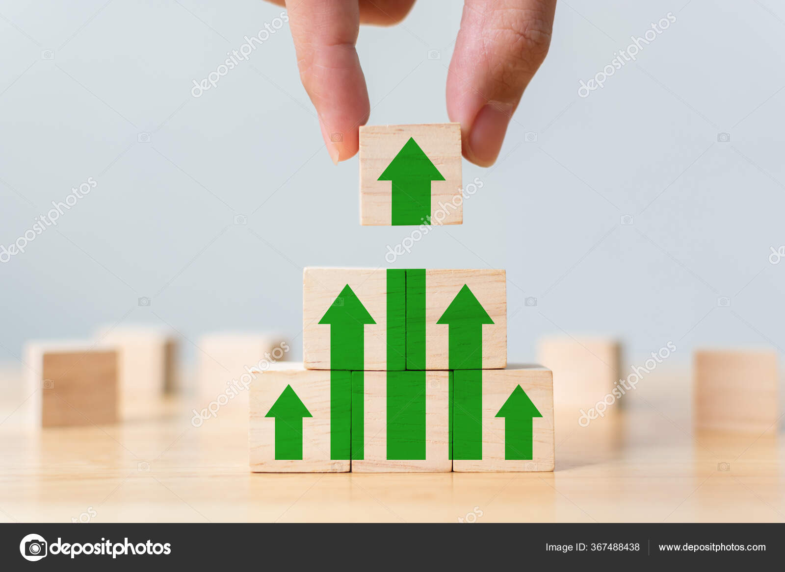 提升职业发展路径促进企业成长过程的成功理念木块堆成梯级箭头向上手工将木制立方体块放在金字塔顶部 图库照片 C Marchmeena
