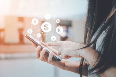 Çevrimiçi işlem uygulaması olan cep telefonunu kullanarak resmi kapat, finans teknolojisi (fintech) ve ICO İlk para şirkete finansal internet yenilik teknolojisi sunar