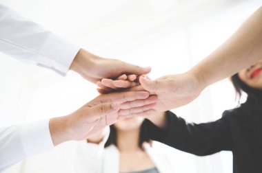 Genç iş adamları ellerini birleştiriyor. Bir yığın el. Birlik ve takım çalışması kavramı.