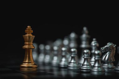 İş adamı konsepti. Satranç tahtası stratejisi planlaması ve yarışması