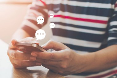Erkek ellerinin cep telefonunda yazı yazarken yakın plan görüntüsü. Uygulama iletişimi dijital medya web sitesi ve sosyal ağ üzerinden canlı sohbet