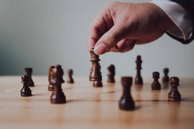 Satranç tahtası oyununda iş adamı. Stratgy ve taktik konsepti planla