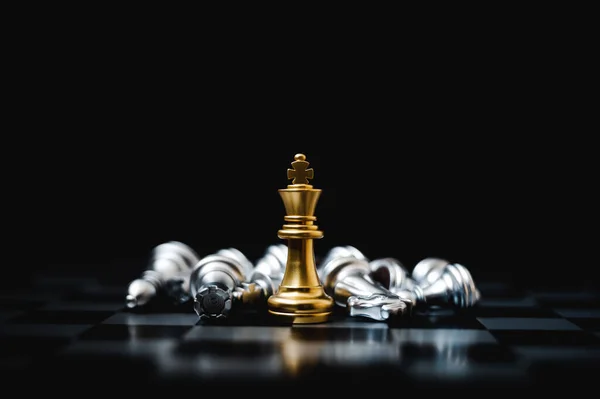 İş adamı konsepti. Satranç tahtası stratejisi planlaması ve yarışması